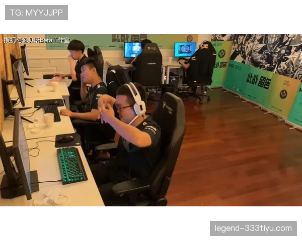 耳机裁判系统如何影响场上判罚?揭秘沟通机制与规则效力 耳机裁判系统如何影响场上判罚?揭秘沟通机制与规则效力